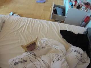 voyeurcam-julmodels-greybed-2