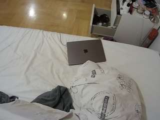 voyeurcam-julmodels-greybed-2