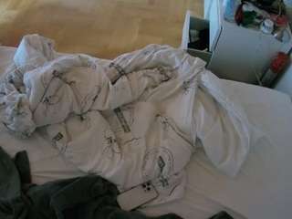 voyeurcam-julmodels-greybed-2
