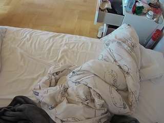 voyeurcam-julmodels-greybed-2