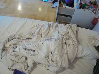 voyeurcam-julmodels-greybed-2
