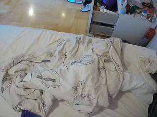 voyeurcam-julmodels-greybed-2