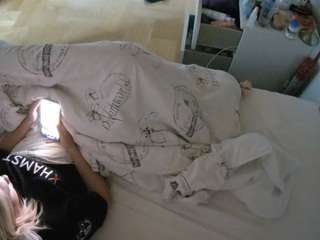 voyeurcam-julmodels-greybed-2