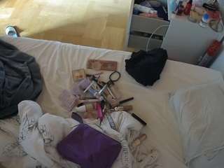 voyeurcam-julmodels-greybed-2
