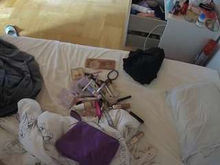 voyeurcam-julmodels-greybed-2
