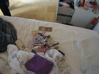 voyeurcam-julmodels-greybed-2