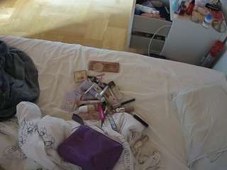 voyeurcam-julmodels-greybed-2