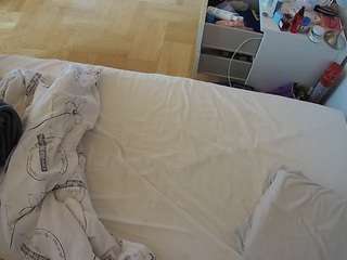 voyeurcam-julmodels-greybed-2