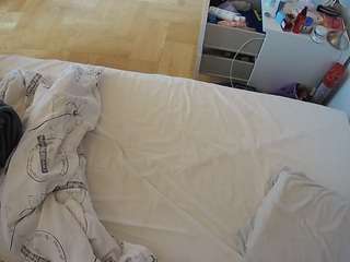 voyeurcam-julmodels-greybed-2
