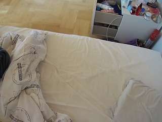 voyeurcam-julmodels-greybed-2