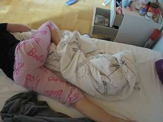 voyeurcam-julmodels-greybed-2