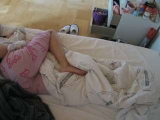 voyeurcam-julmodels-greybed-2