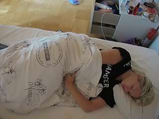voyeurcam-julmodels-greybed-2