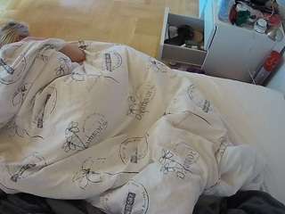 voyeurcam-julmodels-greybed-2