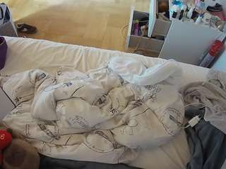 voyeurcam-julmodels-greybed-2