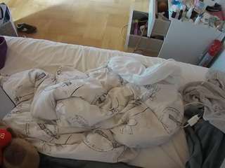 voyeurcam-julmodels-greybed-2