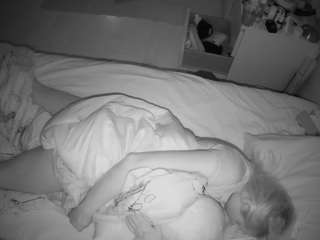 voyeurcam-julmodels-greybed-2