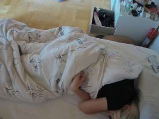 voyeurcam-julmodels-greybed-2