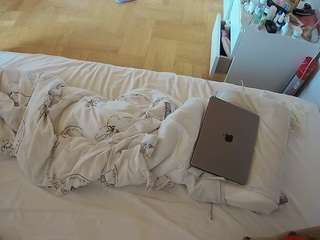 voyeurcam-julmodels-greybed-2