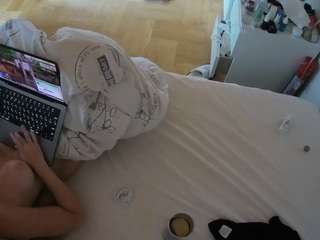 voyeurcam-julmodels-greybed-2
