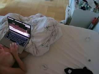 voyeurcam-julmodels-greybed-2
