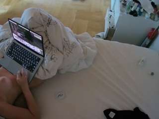 voyeurcam-julmodels-greybed-2