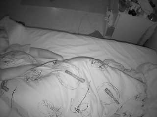 voyeurcam-julmodels-greybed-2