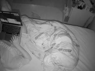 voyeurcam-julmodels-greybed-2