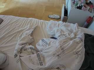 voyeurcam-julmodels-greybed-2