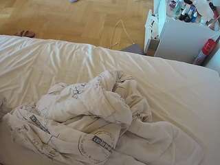 voyeurcam-julmodels-greybed-2