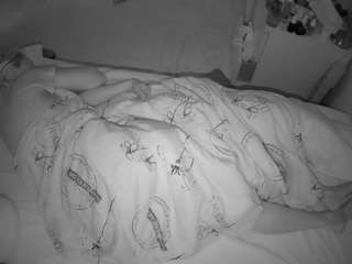 voyeurcam-julmodels-greybed-2