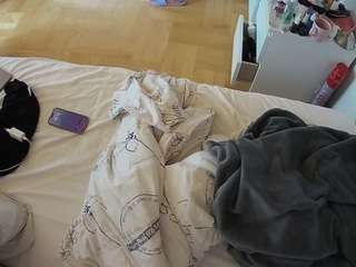 voyeurcam-julmodels-greybed-2
