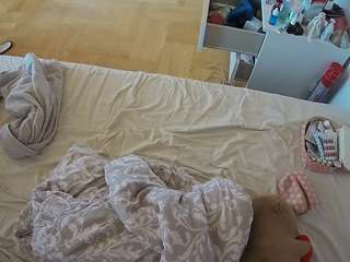 voyeurcam-julmodels-greybed-2