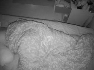 voyeurcam-julmodels-greybed-2