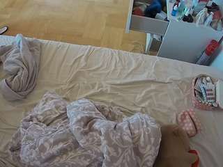 voyeurcam-julmodels-greybed-2