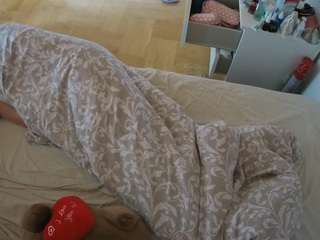 voyeurcam-julmodels-greybed-2