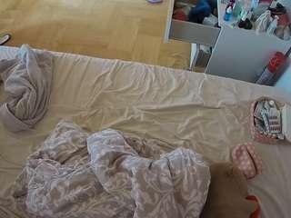 voyeurcam-julmodels-greybed-2