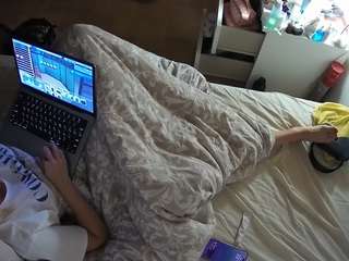 voyeurcam-julmodels-greybed-2