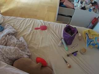 voyeurcam-julmodels-greybed-2