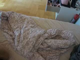 voyeurcam-julmodels-greybed-2