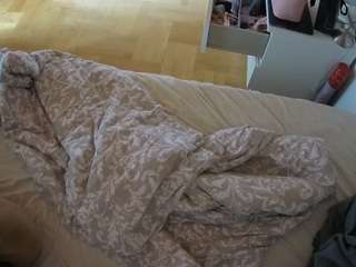 voyeurcam-julmodels-greybed-2