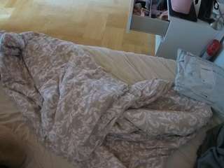 voyeurcam-julmodels-greybed-2