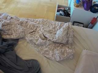 voyeurcam-julmodels-greybed-2
