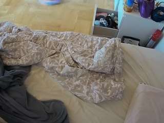 voyeurcam-julmodels-greybed-2
