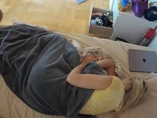 voyeurcam-julmodels-greybed-2