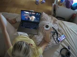 voyeurcam-julmodels-greybed-2