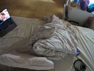voyeurcam-julmodels-greybed-2