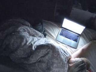 voyeurcam-julmodels-greybed-2