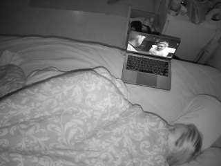 voyeurcam-julmodels-greybed-2