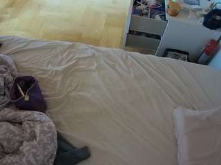 voyeurcam-julmodels-greybed-2